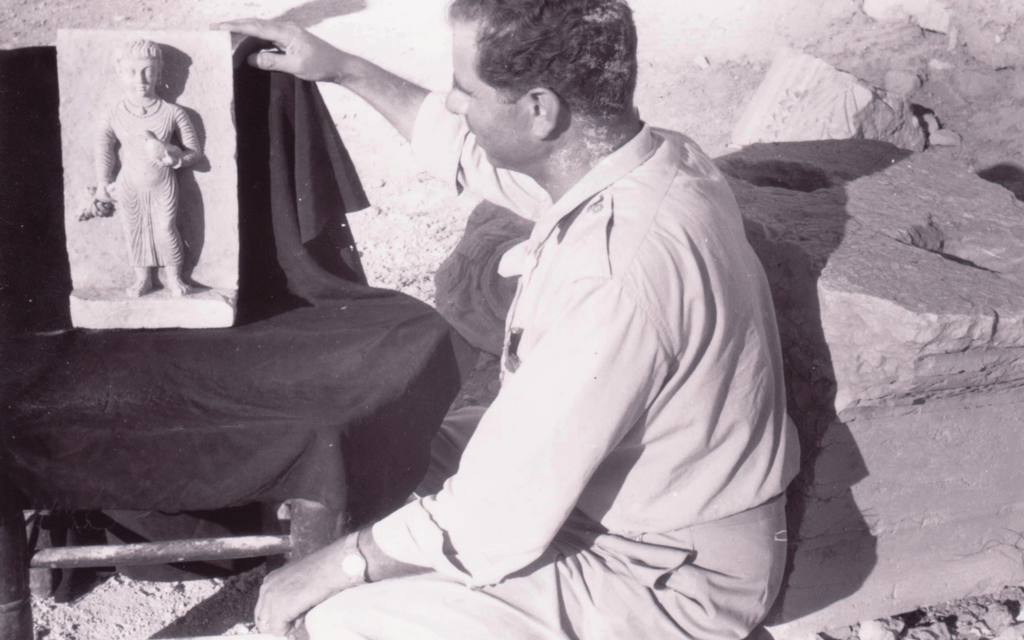 نسيب صليبي عند اكتشاف تمثال لفتاة تدمرية من مدفن سمسن عام 1958