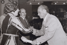 نسيب صليبي يتسلم “براءة التقدير” من نجاح العطار وزيرة الثقافة عام 1979