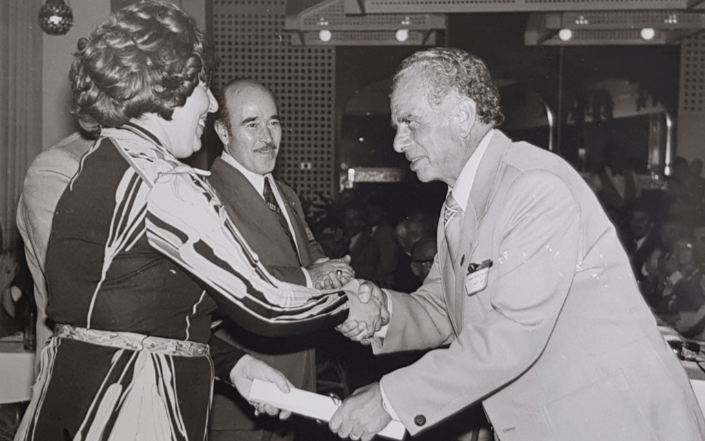 نسيب صليبي يتسلم "براءة التقدير" من نجاح العطار وزيرة الثقافة عام 1979