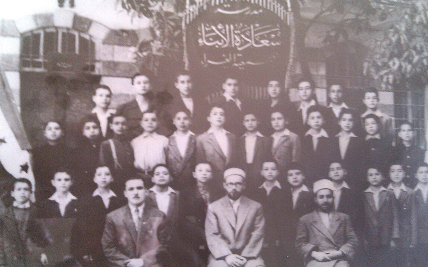 طﻻب صف الشهادة اﻷبتدائية في مدرسة سعادة الأبناء في دمشق عام 1949م