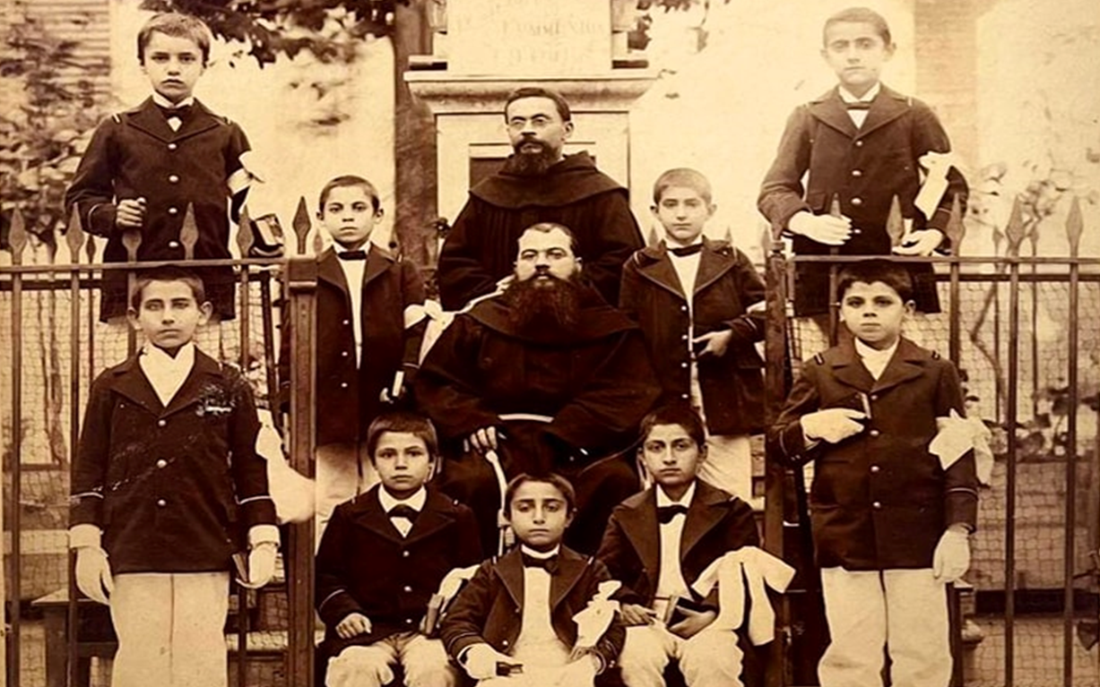 طلاب في مدرسة الشيباني في حلب عام 1901