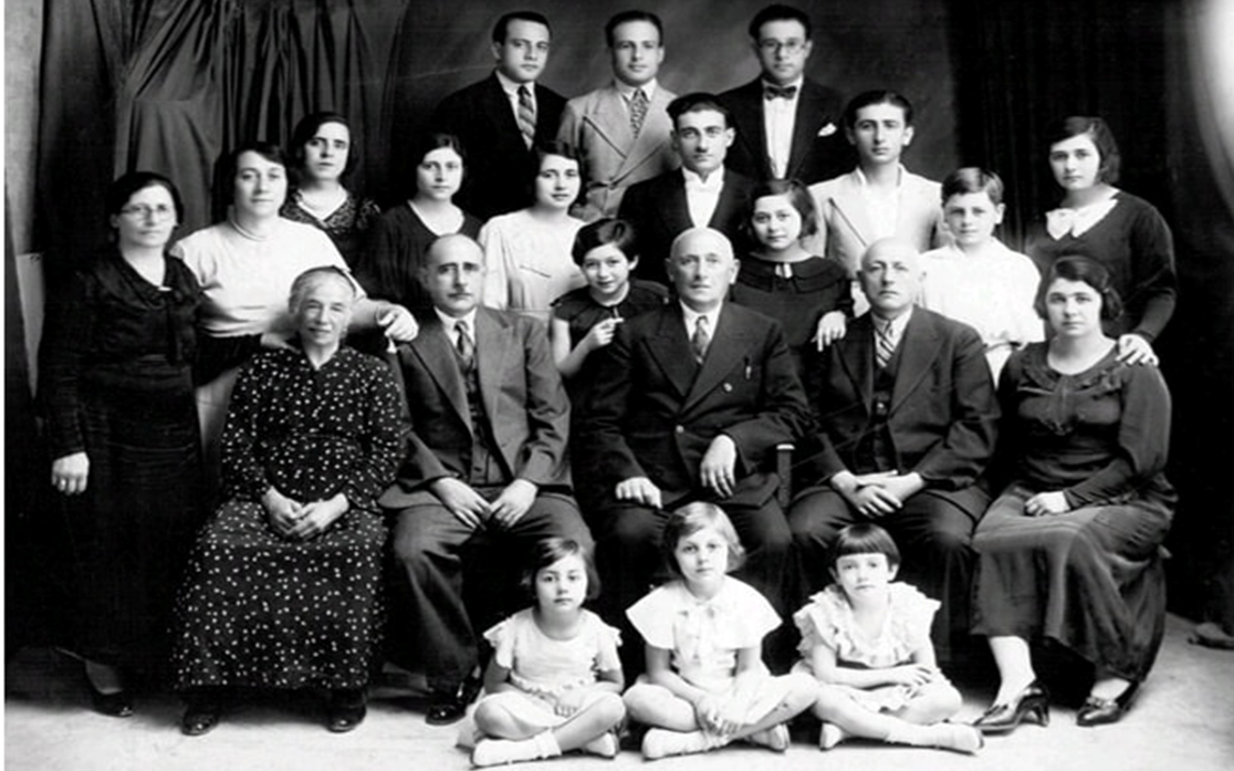 عائلة كرابيد الأول اكمكجي في حلب عام 1935م