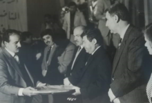مدير مدرسة عبد الفتاح المقداد في درعا يتسلم جائرة من عبد الرزاق أيوب عام 1986