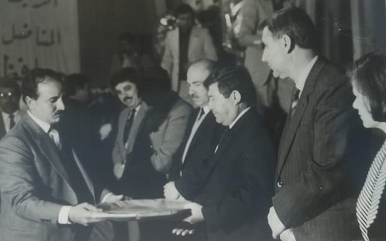 مدير مدرسة عبد الفتاح المقداد في درعا يتسلم جائرة من عبد الرزاق أيوب عام 1986