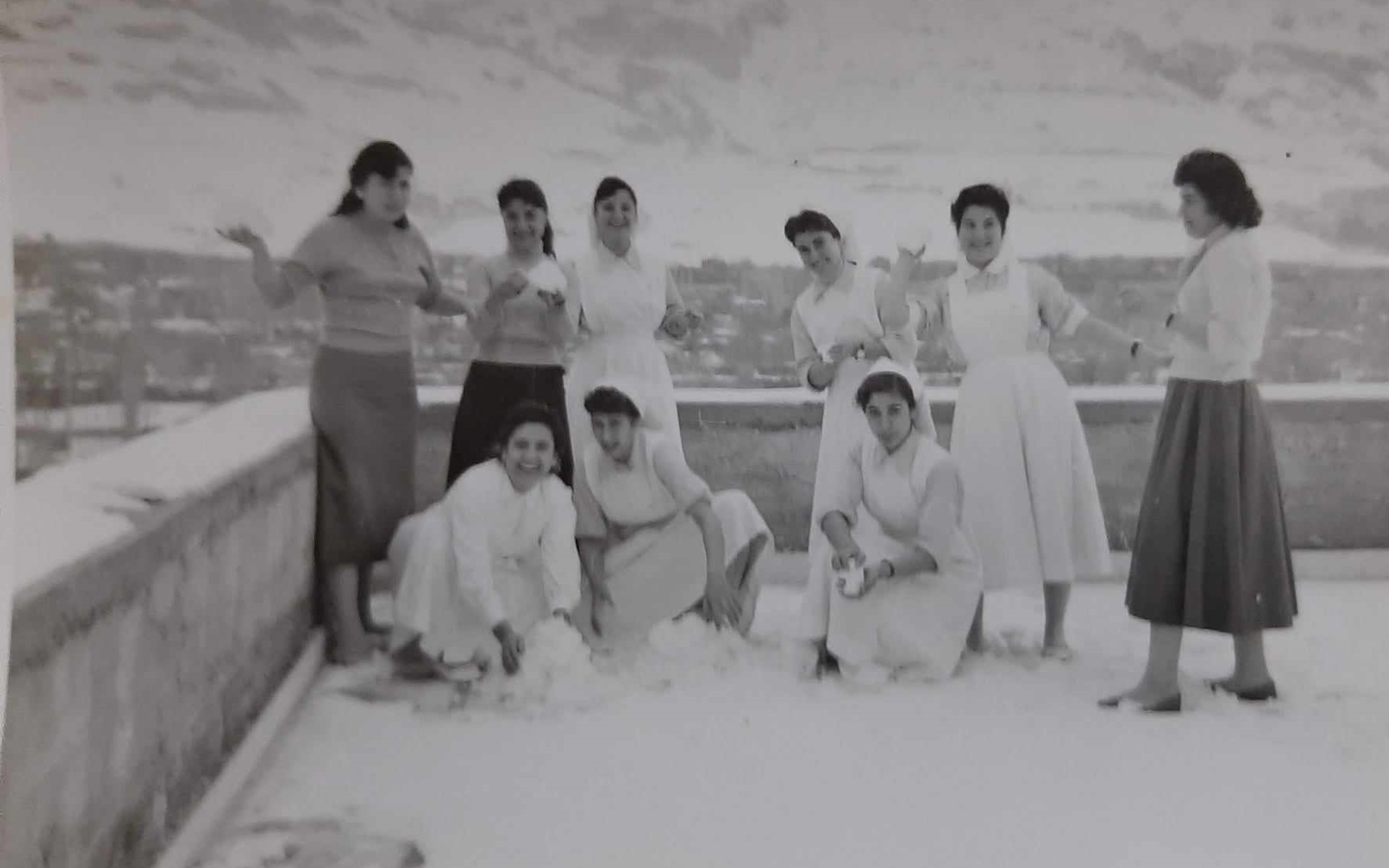 طالبات التمريض والقبالة بدمشق في يوم مثلج من شتاء 1962