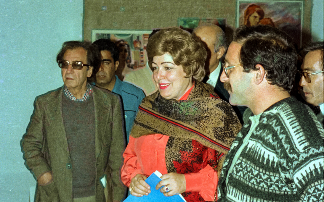 الفنان عمر البحرة ووزيرة الثقافة نجاح العطار في صالة الرواق للفنون بدمشق 1986م