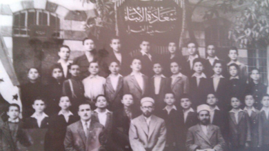 طﻻب صف الشهادة اﻷبتدائية في مدرسة سعادة الأبناء في دمشق عام 1949 م