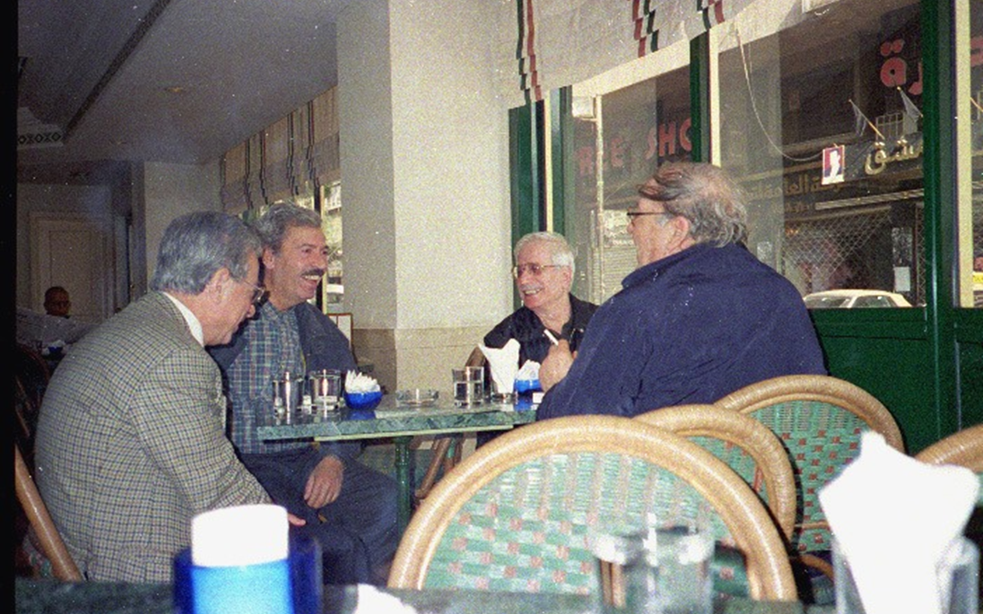 الأديبان محمد الماغوط وزكريا تامر في مقهى البرازيل عام 2000