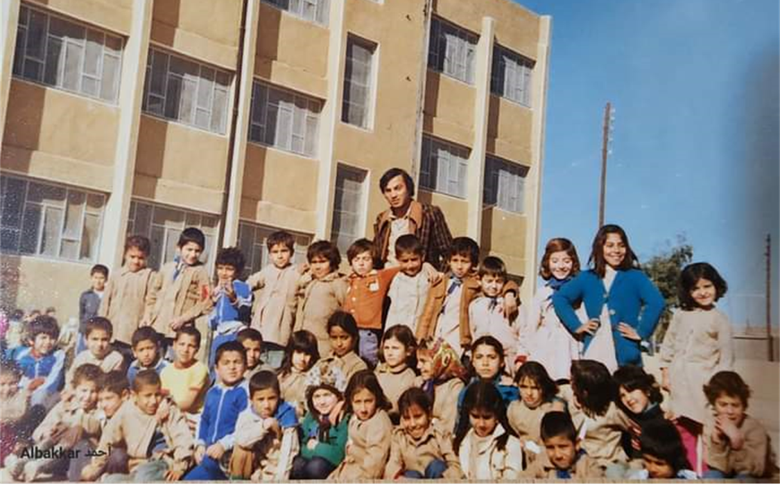 طلاب الصف الثاني في مدرسة المتنبي في الرقة عام 1982م (1)