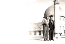 مصطفى السباعي وعمر بهاء الدين الأميري أمام مسجد قبة الصخرة عام 1948