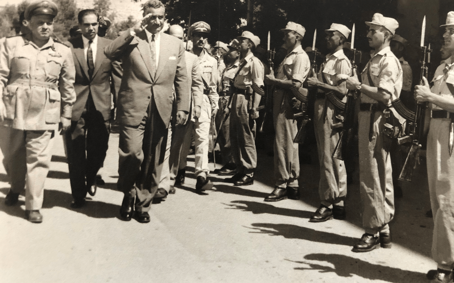 استعراض جمال عبد الناصر وجمال الفيصل قوة من الجيش في رئاسة الأركان بدمشق 1958