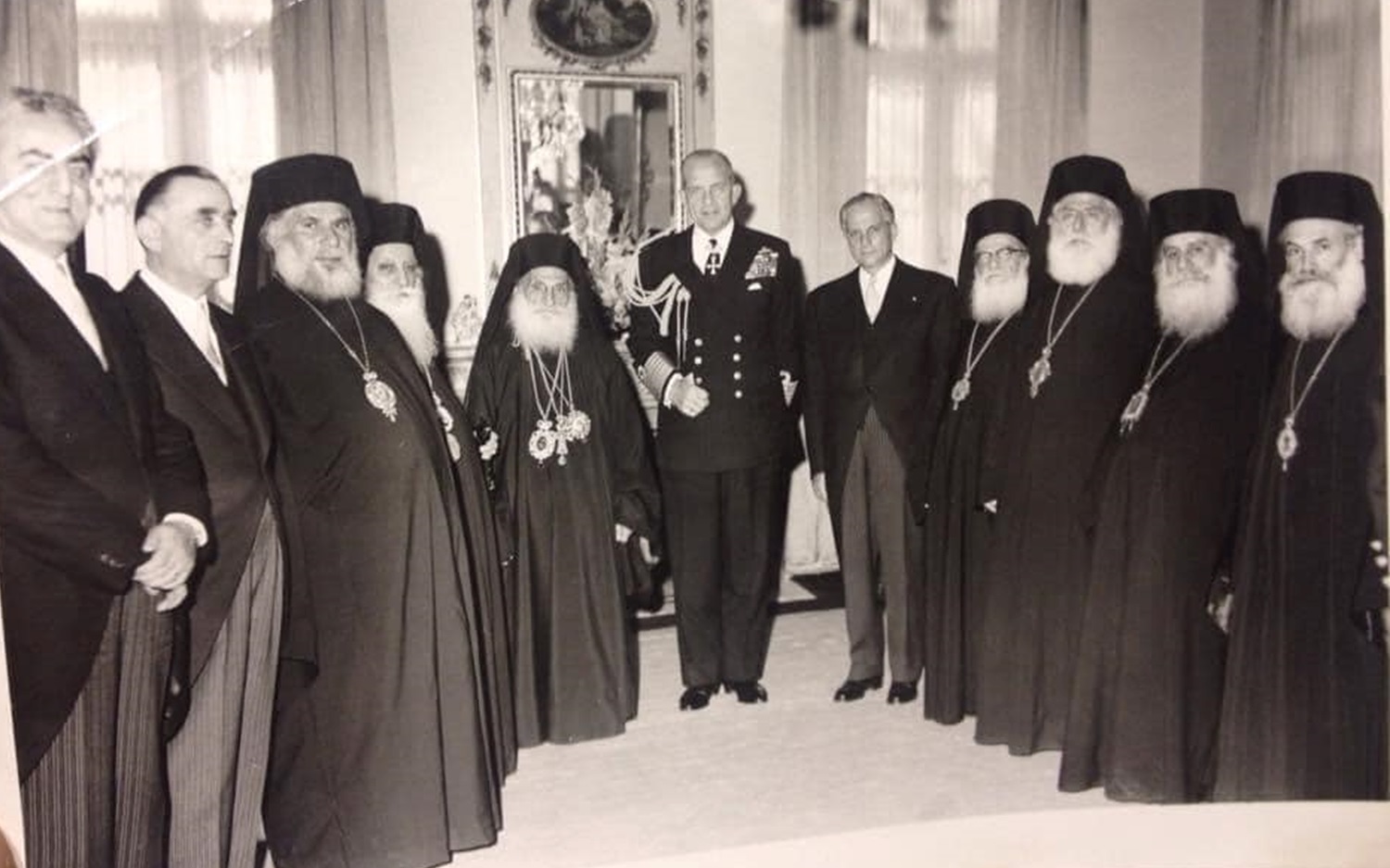 البطريرك الكسندروس الثالث طحان والملك اليوناني بولس في خمسينيات القرن الماضي