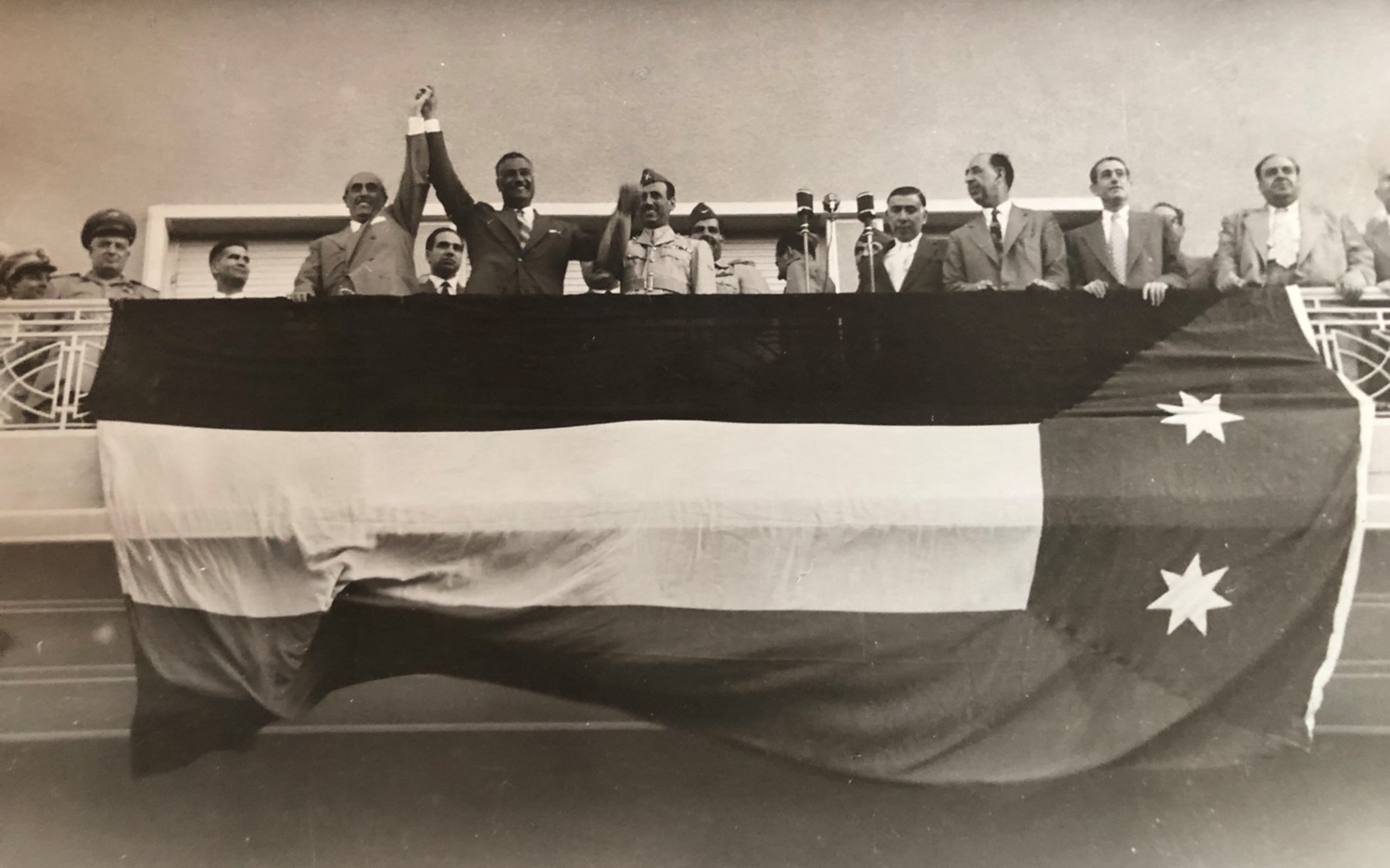 جمال عبد الناصر وشكري القوتلي مع العقيد عبد السلام عارف في قصر الضيافة عام 1958م