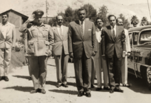 جمال عبد الناصر وجمال الفيصل أثناء تحية العلم عند الوصول إلى مبنى أركان في دمشق عام 1958