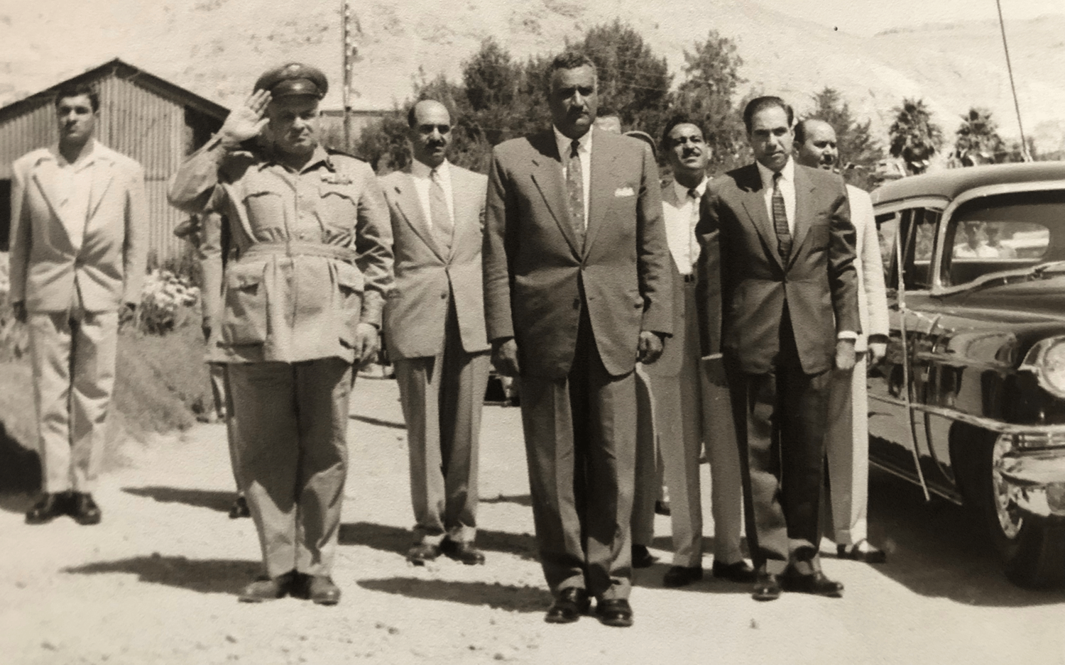 جمال عبد الناصر وجمال الفيصل أثناء تحية العلم عند الوصول إلى مبنى أركان في دمشق عام 1958