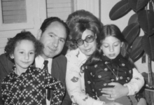 رياض الترك مع زوجته أسماء الفيصل وابنتيه..