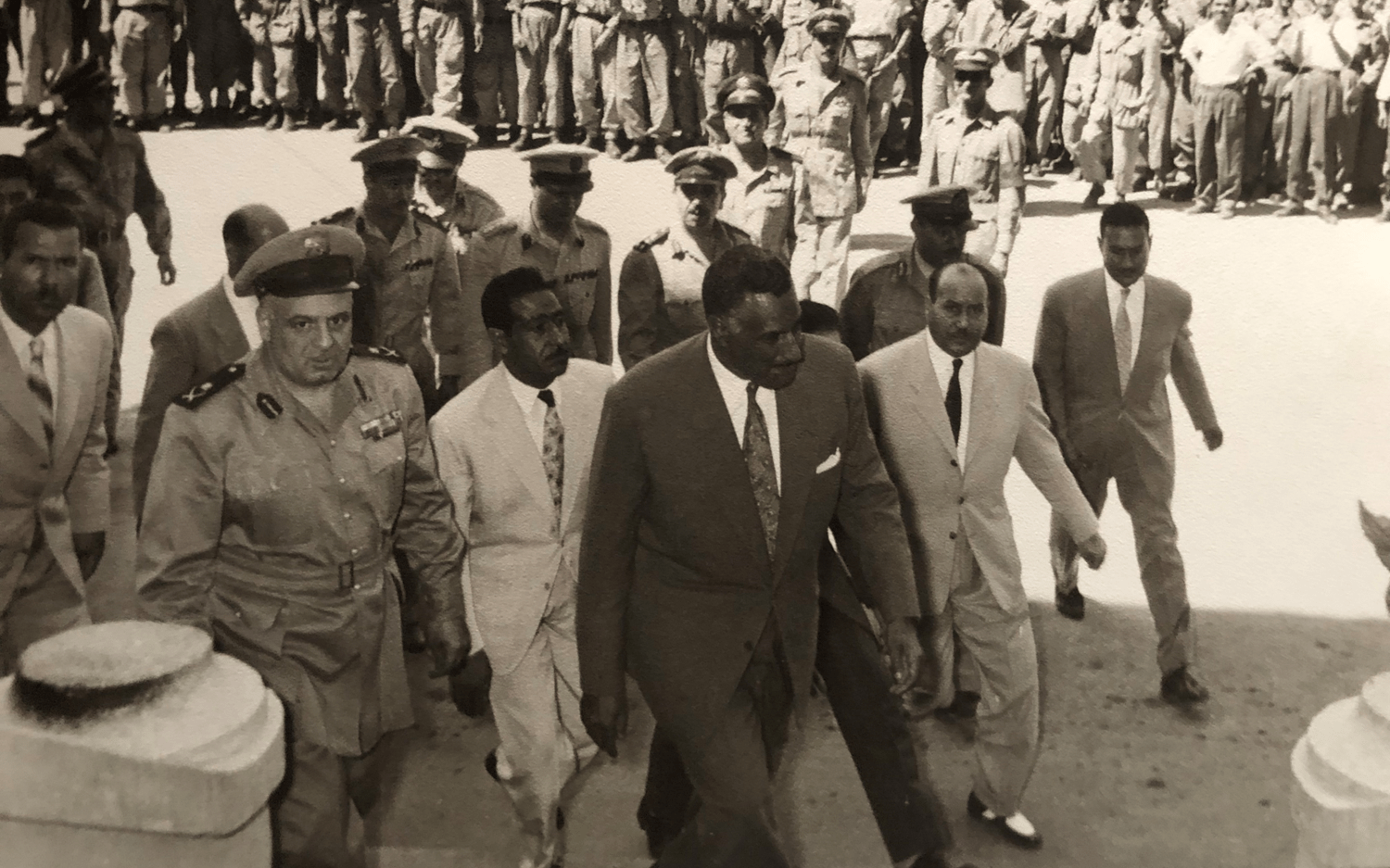 لحظة دخول لجنة دعم الثورة العراقية إلى مبنى رئاسة الأركان بدمشق عام 1958م