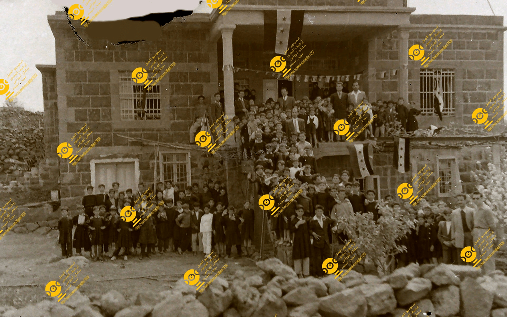 معلمو وطلاب مدرسة الجهاد الإبتدائية في السويداء عام 1955م (4)