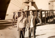 المهندس عبد الرحمن الجاسر مع زميله عمر عقاد في ميناء اللاذقية عام 1973