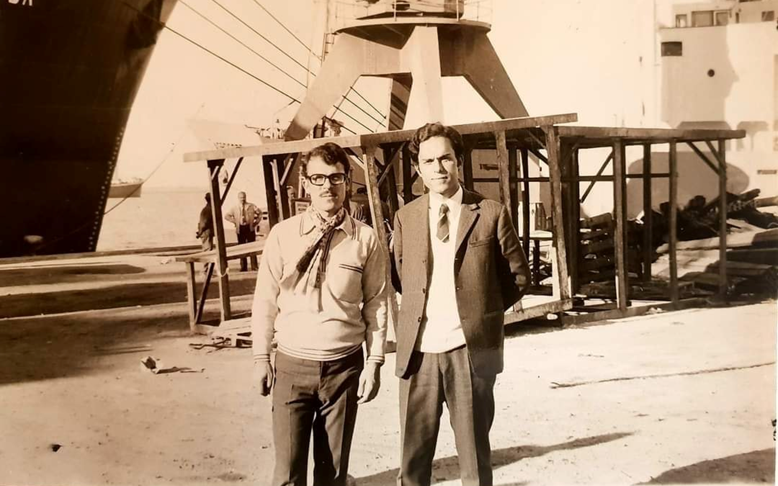 المهندس عبد الرحمن الجاسر مع زميله عمر عقاد في ميناء اللاذقية عام 1973