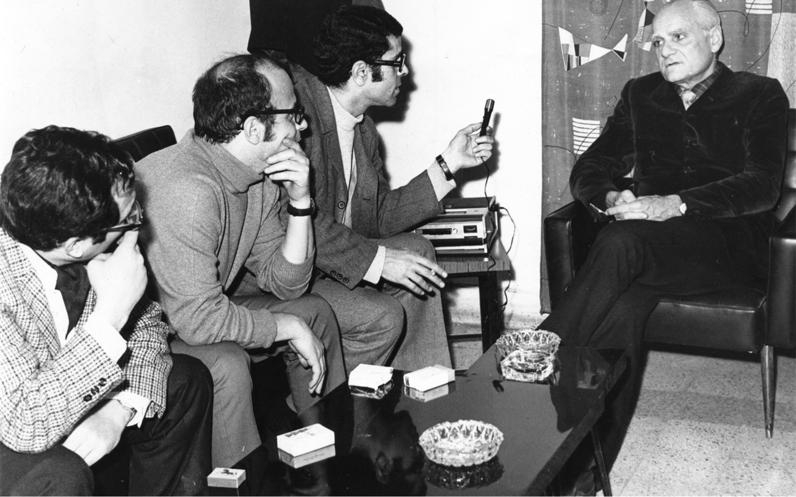 بدر الدين عرودكي يجري مقابلة مع الإيطالي ألبرتو مورافيا في دمشق عام 1971