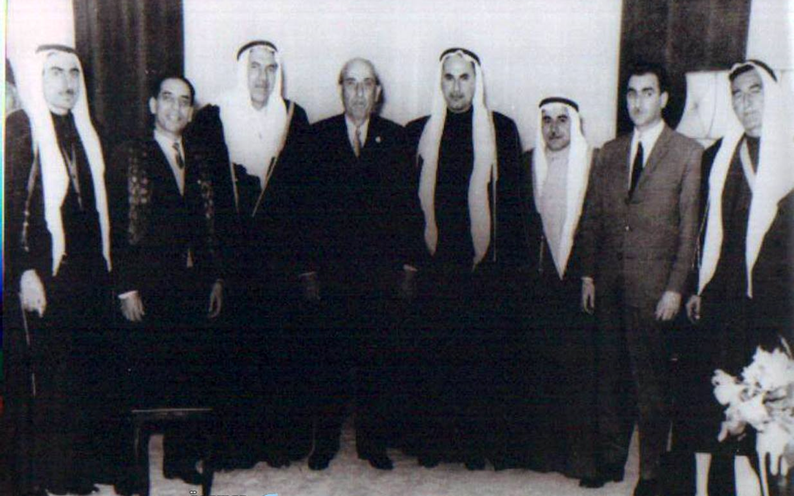 شكري القوتلي مع مجموعة من رؤساء العشائر والقبائل في مصر عام 1960