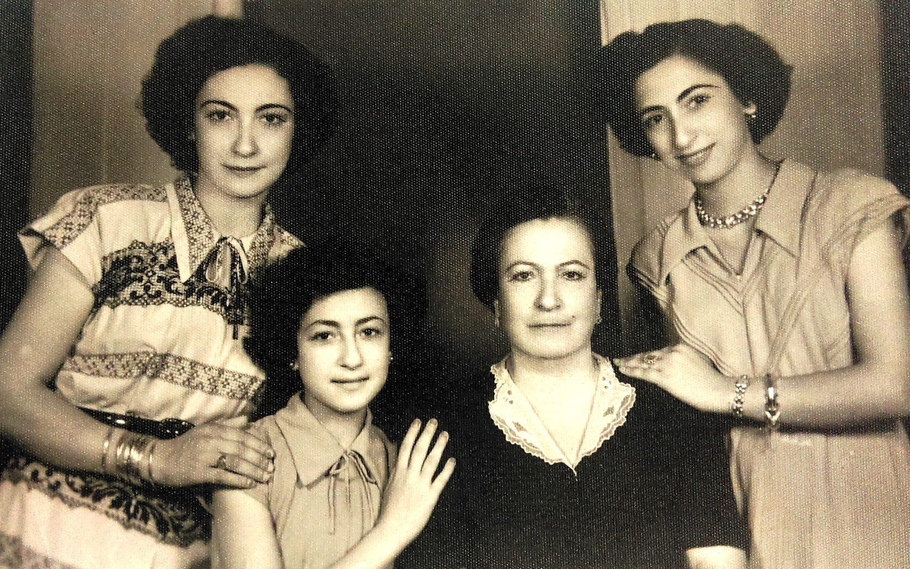 زوجة يوسف بن ميخائيل حجار مع بناتها الثلاث في أربعينيات القرن العشرين