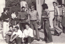 المسرحي فرحان بلبل والصحفي أكرم خزام أمام ثانوية عبد الحميد الزهراوي في حمص