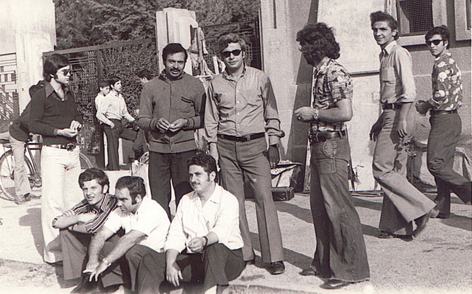 المسرحي فرحان بلبل والصحفي أكرم خزام أمام ثانوية عبد الحميد الزهراوي في حمص