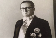 عبد الرحمن العظم قبيل تقديم أوراق اعتماده سفيراً لسورية في بريطانيا عام 1962م