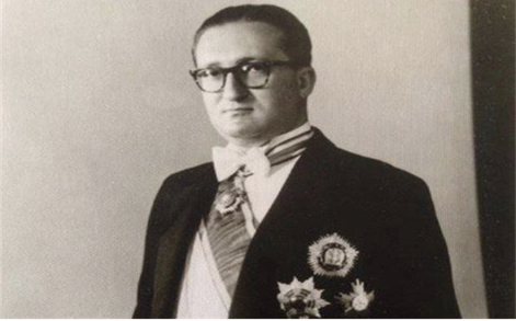 عبد الرحمن العظم قبيل تقديم أوراق اعتماده سفيراً لسورية في بريطانيا عام 1962م