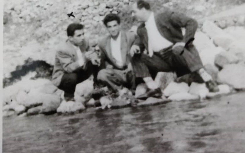 معلمون في مدرسة بانياس عن رأس نبع نهر بانياس في القنيطرة عام 1958م