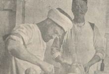 الطبيب محمد أبو اليسر عابدين يعالج طفلاً مريضاً عام 1928