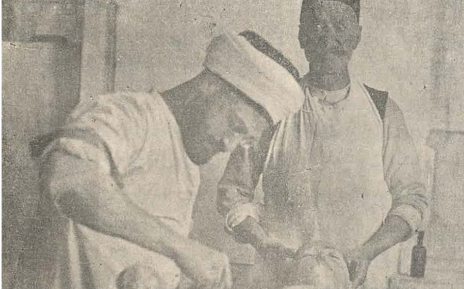 الطبيب محمد أبو اليسر عابدين يعالج طفلاً مريضاً عام 1928