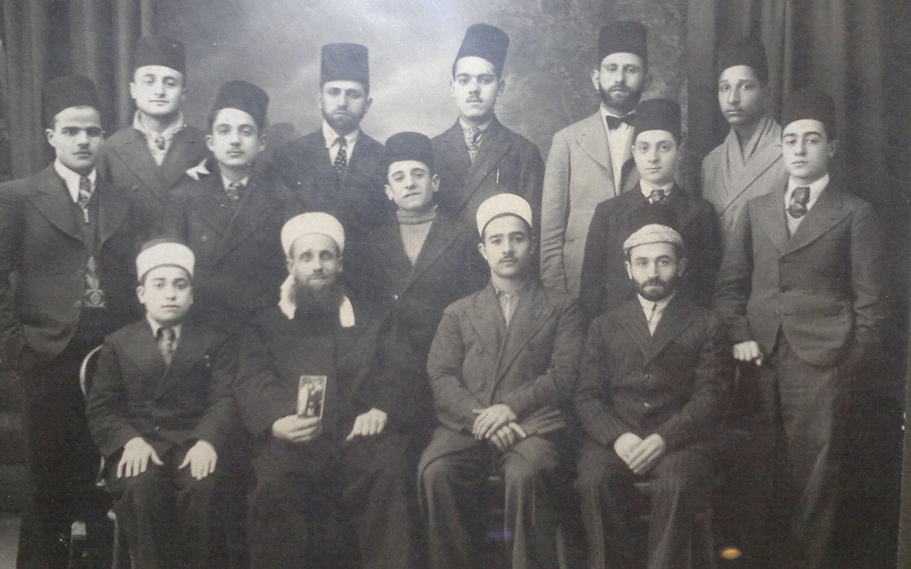 الشيخ محمد سهيل الخطيب مع زملائه المدرسين وتلاميذه عام 1937