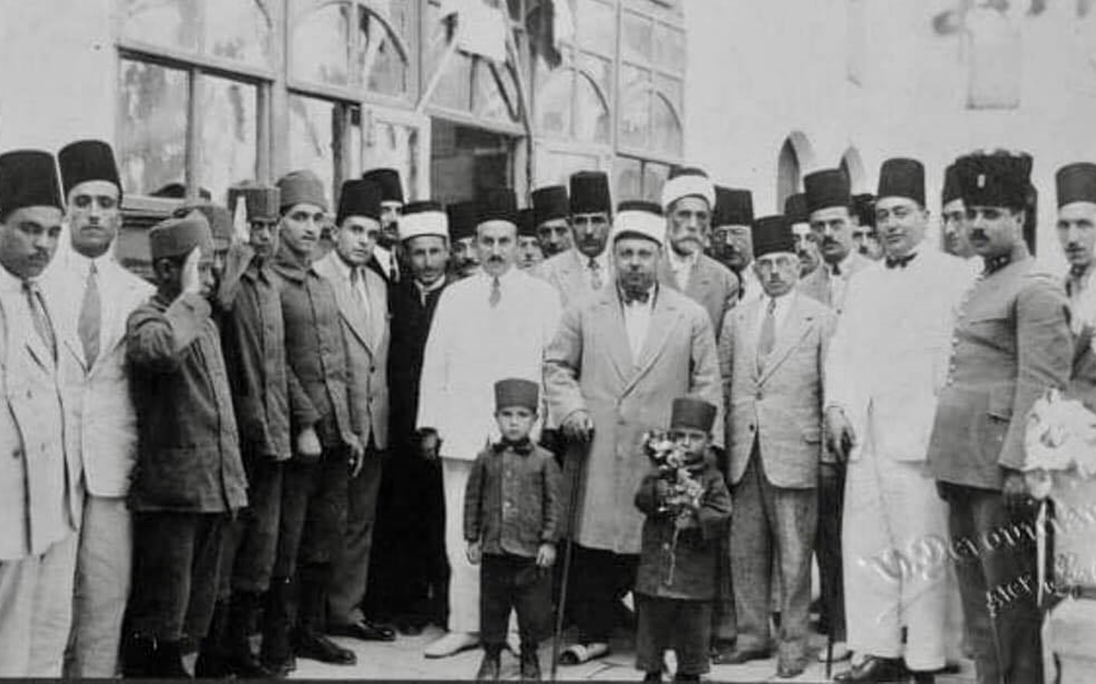 أثناء زيارة تاج الدين الحسني لدار الايتام في حلب في أربعينيات القرن العشرين