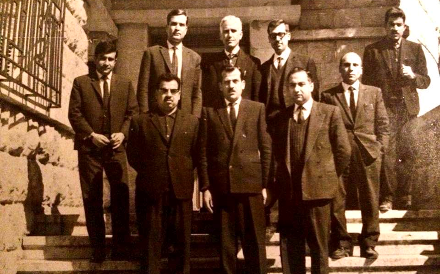 الكادر الإداري والتعليمي في مدرسة الأندلس بحلب في منتصف خمسينيات القرن العشرين
