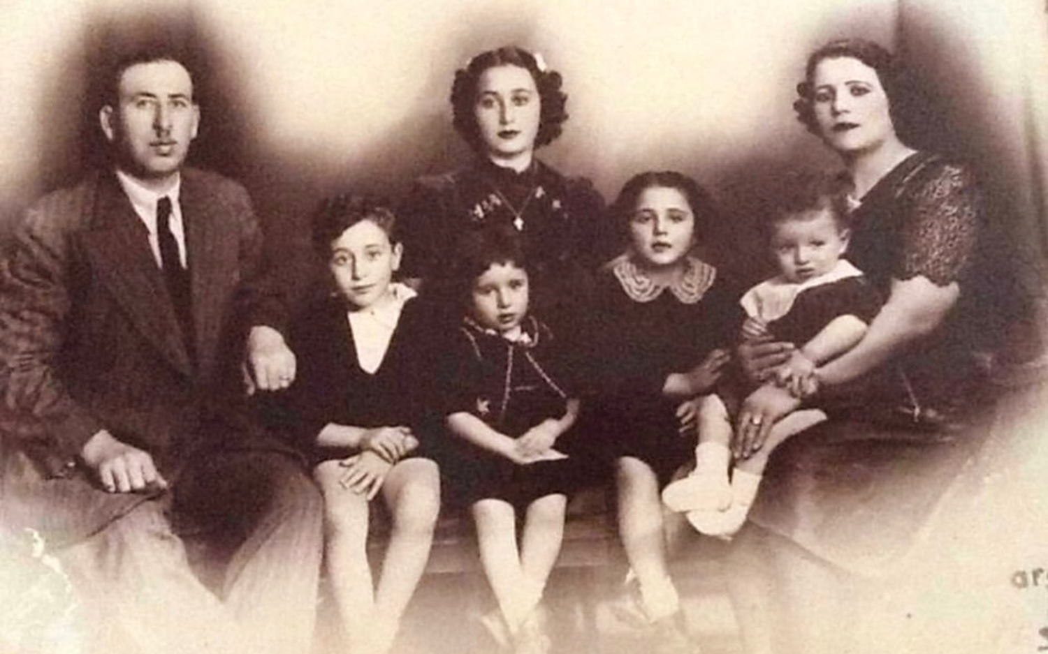 عائلة جوزيف نصور في حلب عام 1941م