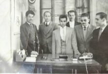 معلمون مع المدير مروان حبش في مدرسة خالد بن الوليد في القنيطرة