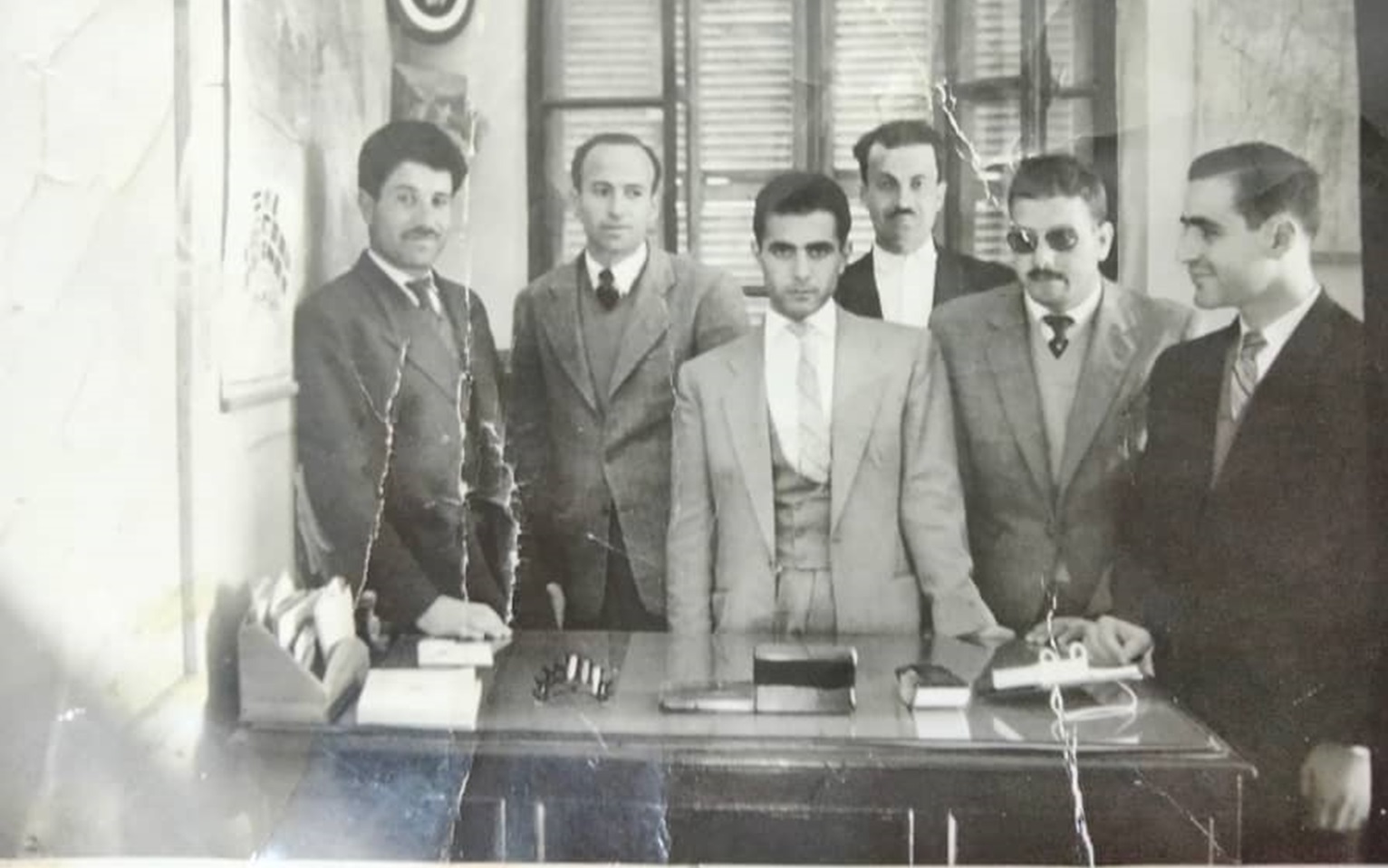 معلمون مع المدير مروان حبش في مدرسة خالد بن الوليد في القنيطرة