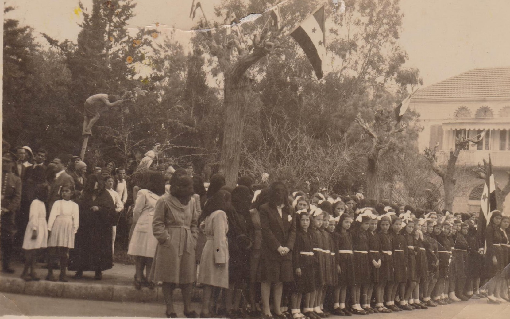 معلمات وطالبات يشاركن في احتفال عيد الجلاء الأول في اللاذقية عام 1946م