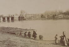 التنقل في دير الزور بين ضفتي نهر الفرات عبر المراكب الخشبية في مطلع القرن العشرين