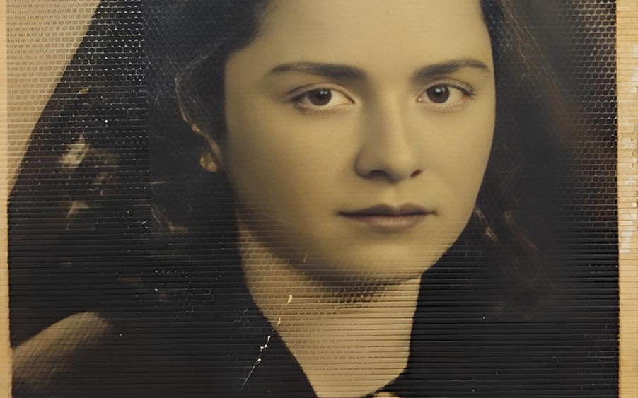 صورة تذكارية للسيدة لميس محمد سعيد اسخيطة عام 1948