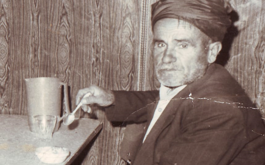 أحد الزبائن في محل بوظة بكداش الشهير في دمشق عام 1972م