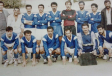 فريق رجال نادي الفرات بكرة القدم في ملعب السابع من نيسان في الرقة عام 1992م