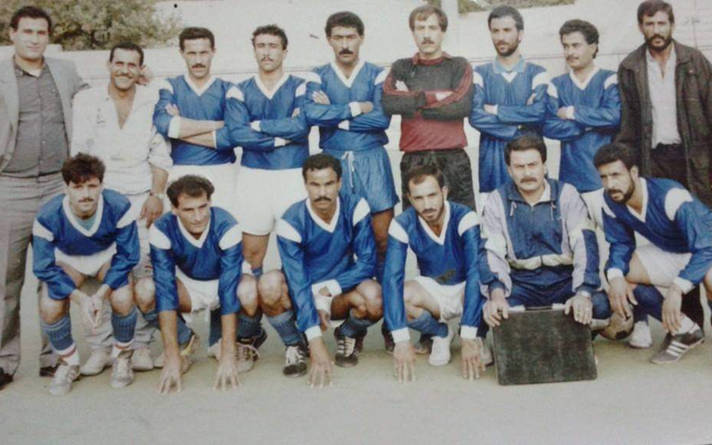 فريق رجال نادي الفرات بكرة القدم في ملعب السابع من نيسان في الرقة عام 1992م