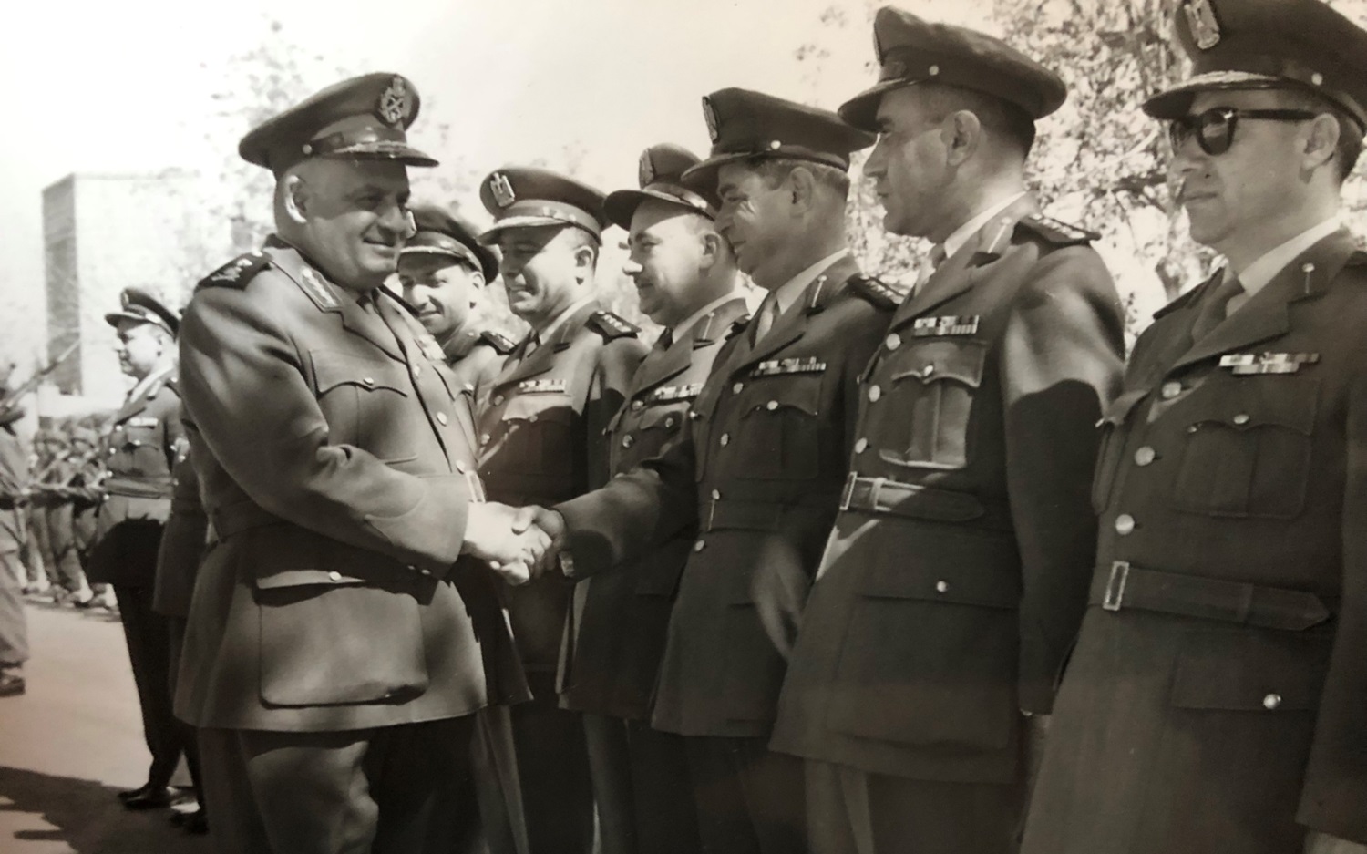 جمال الفيصل يصافح كبار ضباط الجيش قبيل وضع حجر الأساس لمدرسة المخابرات الحربية