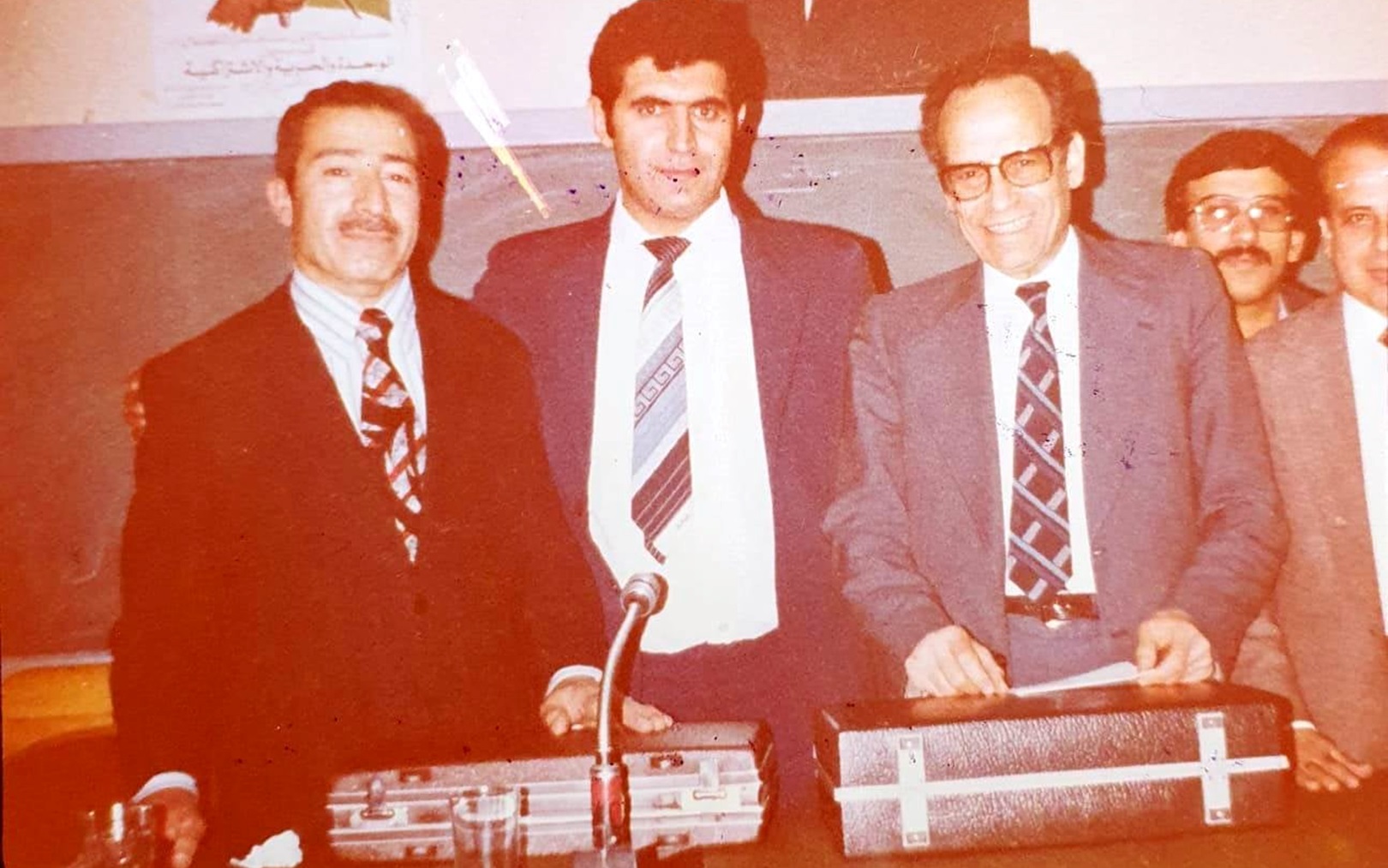 شاكر الفحام مع أعضاء لجنة مناقشة إحدى رسائل الماجستير في جامعة دمشق عام 1982