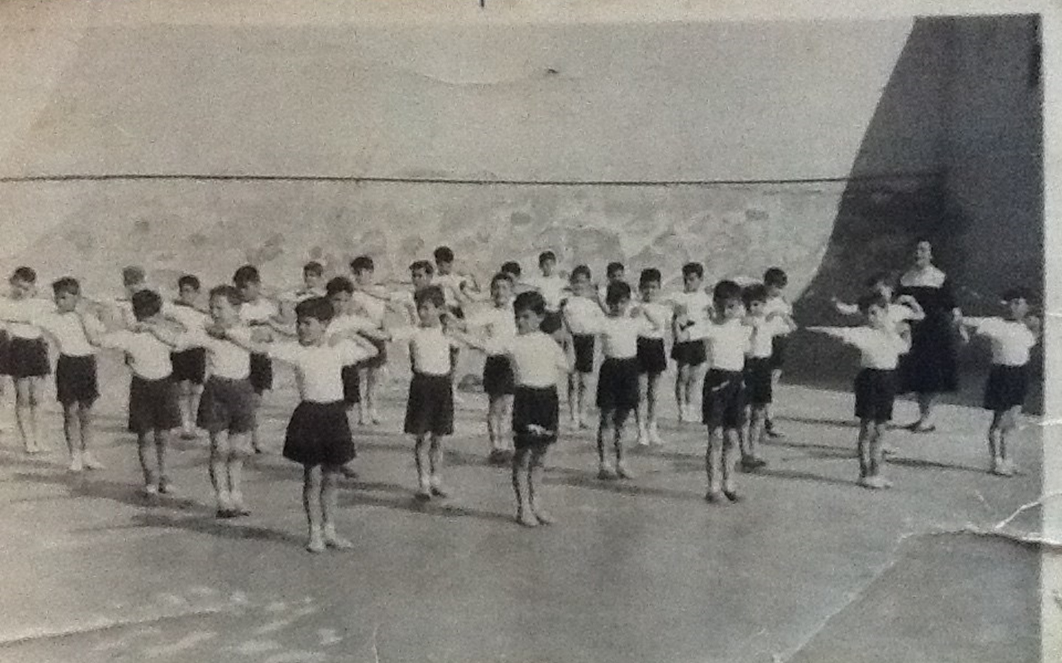 طلاب الصف الثالث الابتدائي في مـدرسـة الآسـية بدمشق عام 1956