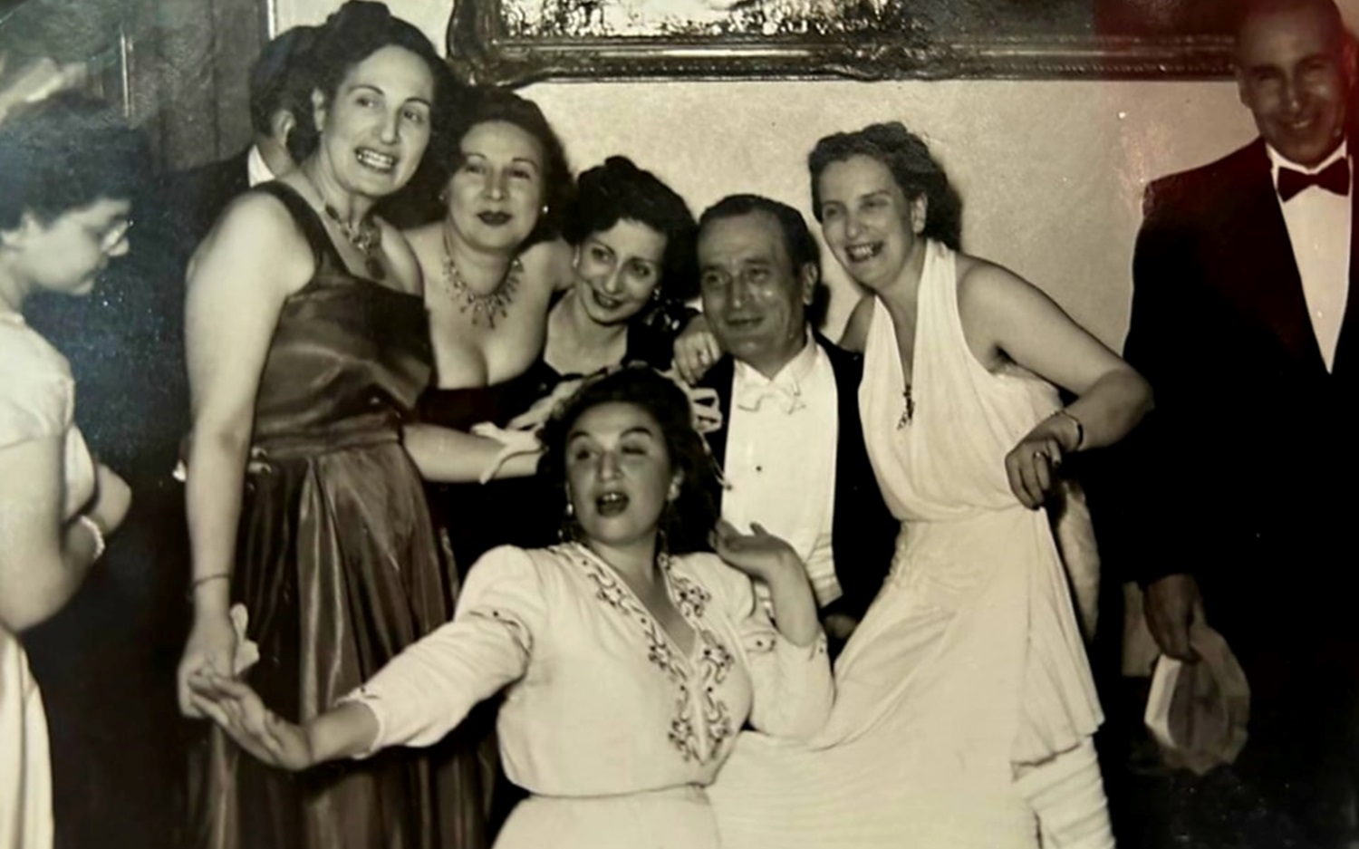 إحدى المناسبات العائلية داخل قصر المصرفي جوزيف أسود في حلب في خمسينيات القرن العشرين